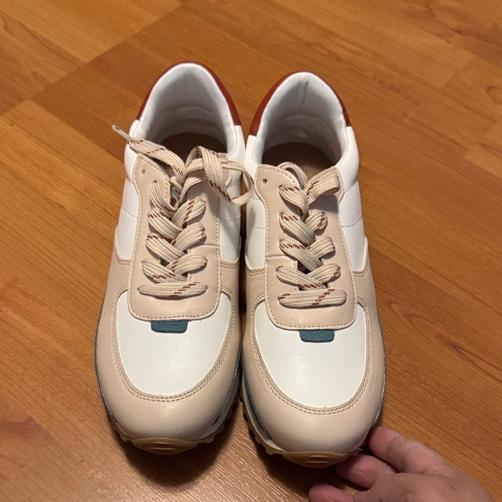 Universal Thread Stylish White and Beige Sneakers Size 6